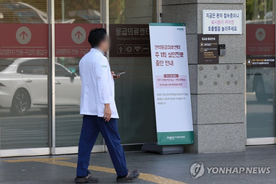 권역응급의료센터 앞 지나가는 의료 관계자 <사진: 연합뉴스>